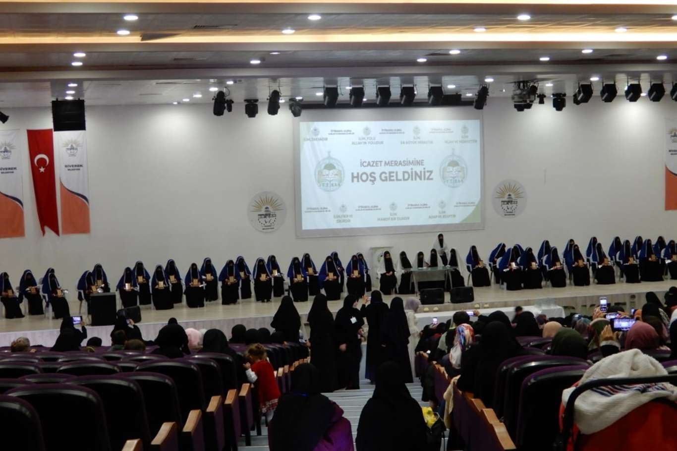 Şanlıurfa'da ilimlerini tamamlayan kız talebeler icazetlerini aldı Şanlıurfa'da ilimlerini tamamlayan kız talebeler icazetlerini aldı